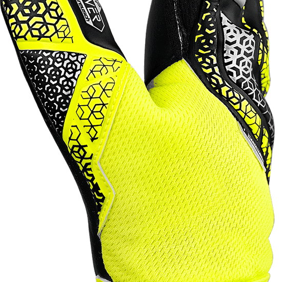 Negative cut on the Reusch Attrakt Gold NC Finger Support