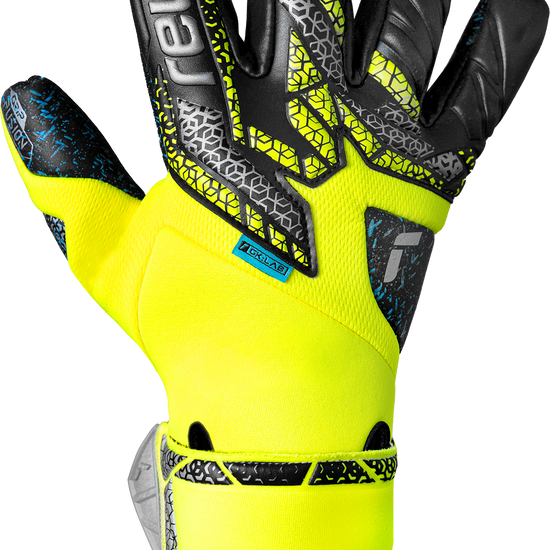 Freeflex backhand on the Reusch Attrakt Fusion Guardian